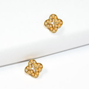 Boucles d'oreille en trèfle ornés de fines perles.